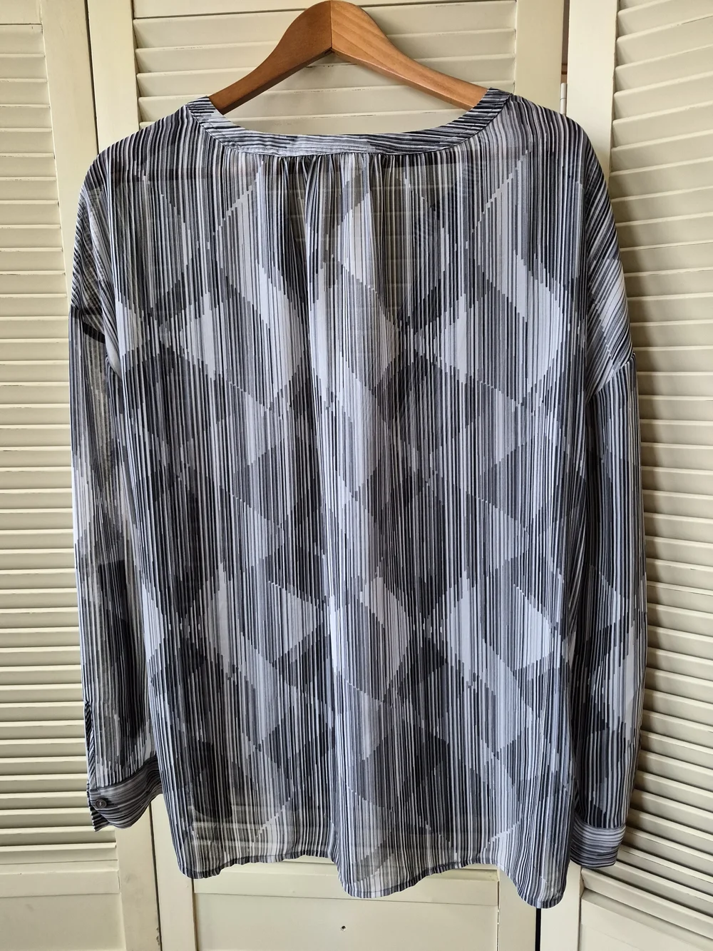 Two By Vince Camuto Sheer Gray Blouse Size Large